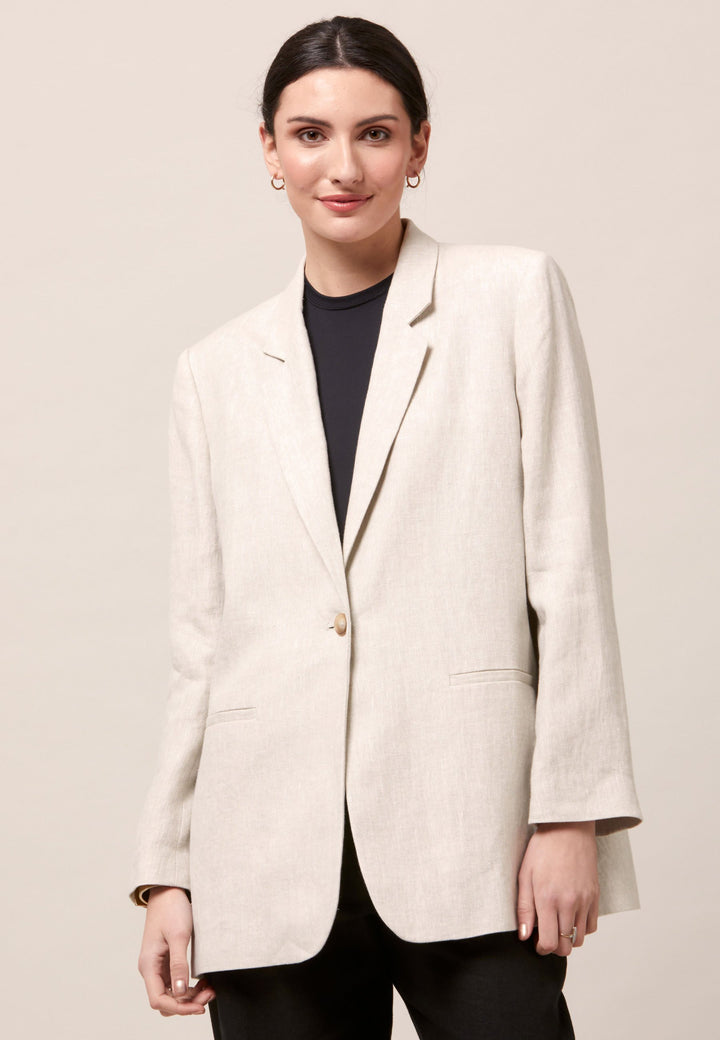 Cassie, the investment-worthy oatmeal linen blazer. The ultimate summer attire. Minimalist styling with a single button fastening. An oversized and slightly boxy silhouette. Wear it with a simple tee and the co-ordinating Vanessa pant with trainers for a chic and contemporary look.