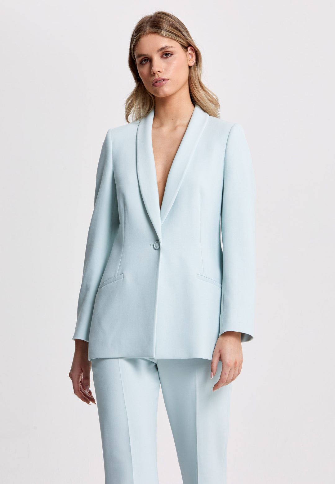 Darcie, a minimalist wardrobe must-have. This investment-worthy tailored tux jacket is engineered with a classic shawl collar and simple jeet pockets. Cut to a semi fitted silhouette with a single button closure. Fabricated in our signature double crepe with a hint of stretch. The perfect balance between classic & elegance. Pair with a simple tee or elevate the look with the co-ordinating kelly pant.