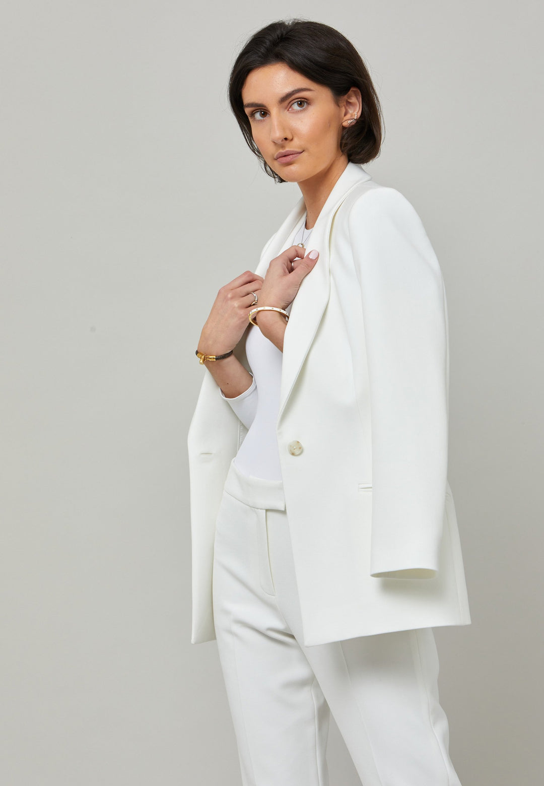 Darcie, a minimalist wardrobe must-have. This investment-worthy tailored tux jacket is engineered with a classic shawl collar and simple jeet pockets. Cut to a semi fitted silhouette with a single button closure. Fabricated in our signature double crepe with a hint of stretch in iconic white. The perfect balance between classic & elegance. Pair with a simple tee or elevate the look with the co-ordinating jill pant.
