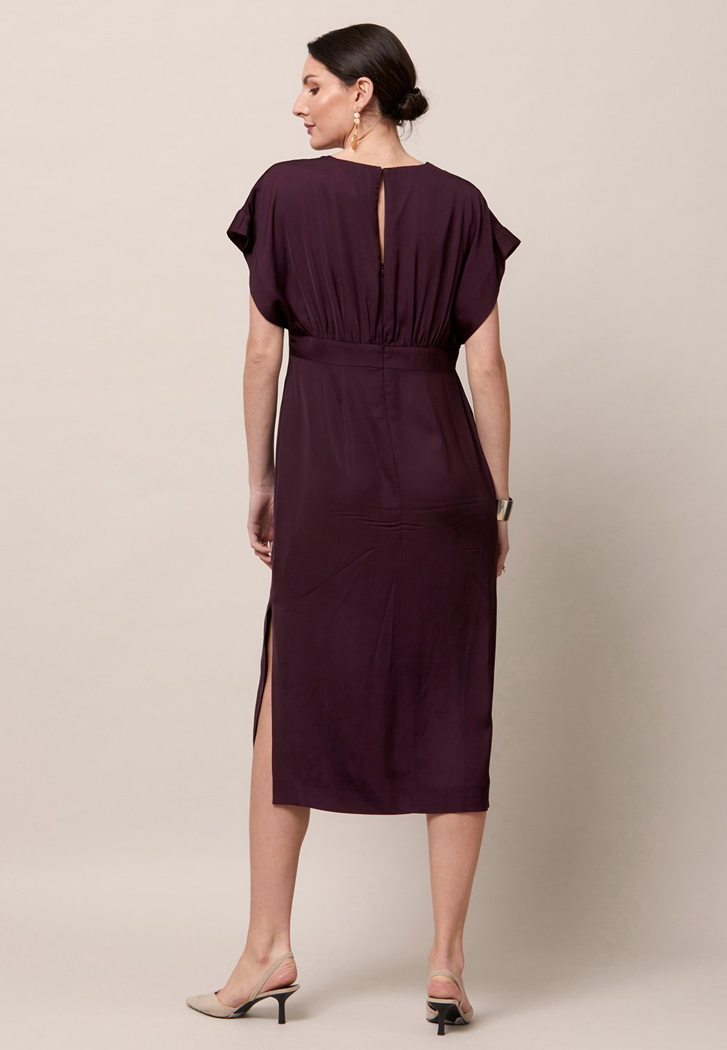 Evening edits get upgraded with the Fleur dress. Crafted in a luxurious Aubergine satin viscose. An easy-fitting silhouette with a v-neckline. Skirt falls to the mid-calf and side seam slit adds a sense of allure. Features handy Side seam pockets. Engineered with an elegant key-hole back neck detail. Simply add heels and a clutch for a look that turns heads at any event. Classic Occasionwear, modernized.