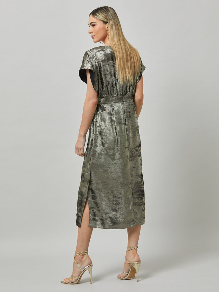 Fleur, play the elegance card in this shimmering metallic dress. An easy-fitting silhouette with a v-neckline, falls to the mid-calf and features side slit, pockets, and an elegant key-hole back neck detail.
