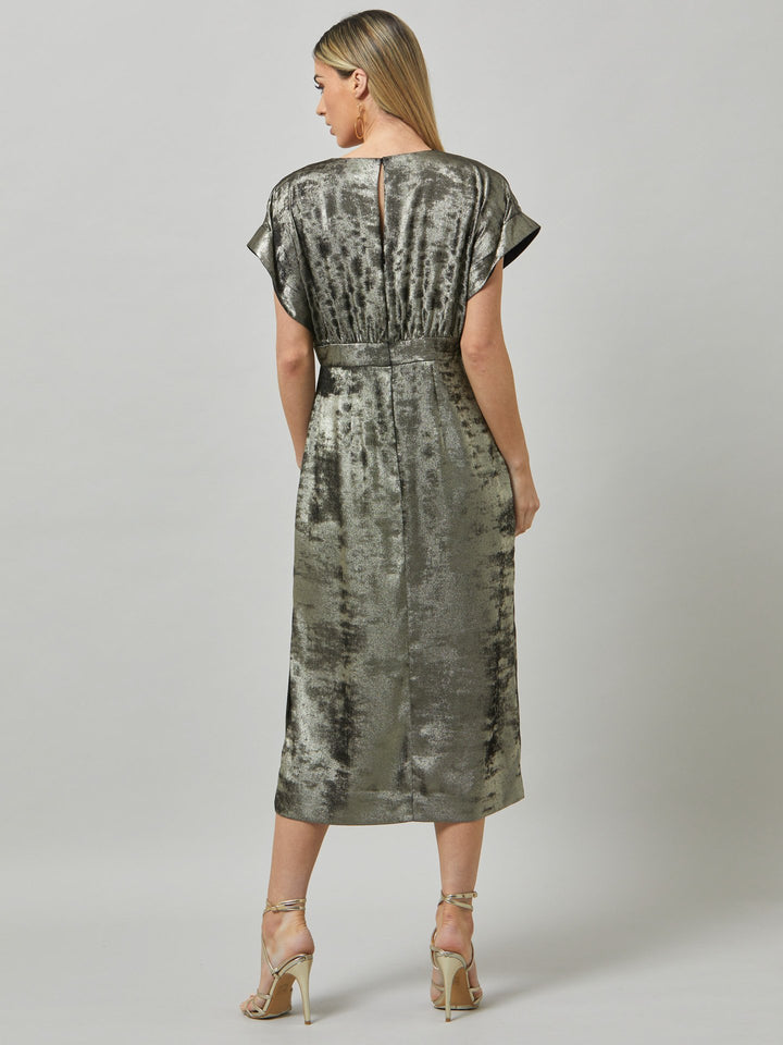 Fleur, play the elegance card in this shimmering metallic dress. An easy-fitting silhouette with a v-neckline, falls to the mid-calf and features side slit, pockets, and an elegant key-hole back neck detail.