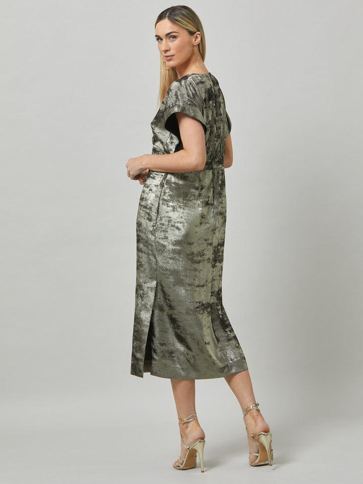 Fleur, play the elegance card in this shimmering metallic dress. An easy-fitting silhouette with a v-neckline, falls to the mid-calf and features side slit, pockets, and an elegant key-hole back neck detail.