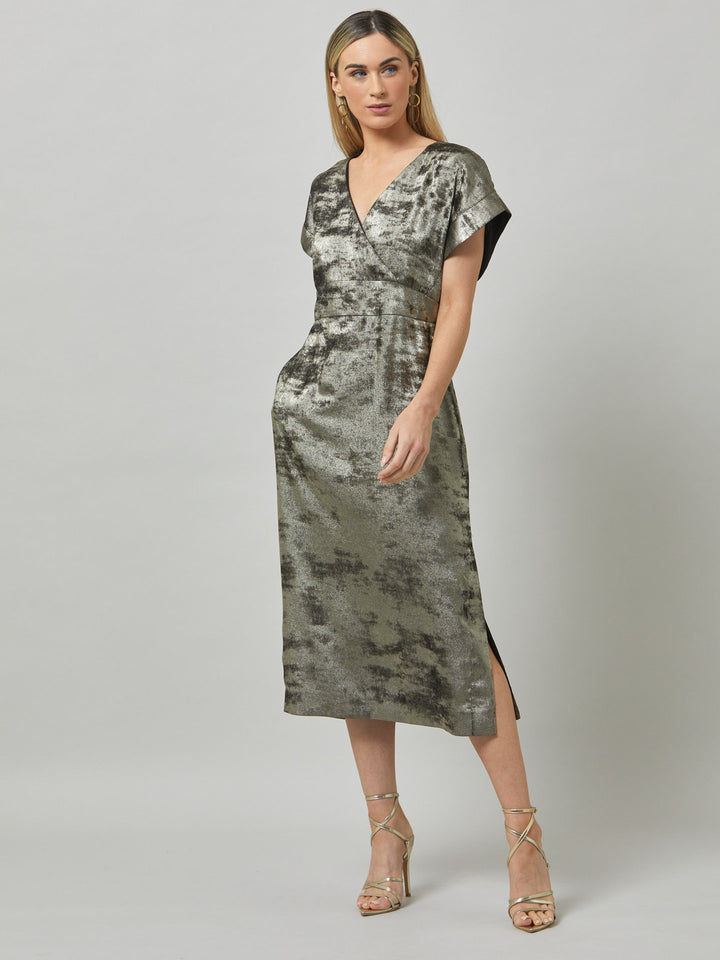 Fleur, play the elegance card in this shimmering metallic dress. An easy-fitting silhouette with a v-neckline, falls to the mid-calf and features side slit, pockets, and an elegant key-hole back neck detail.