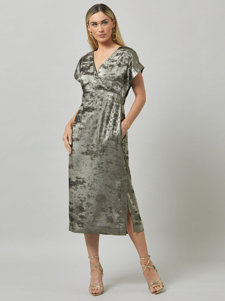 Fleur, play the elegance card in this shimmering metallic dress. An easy-fitting silhouette with a v-neckline, falls to the mid-calf and features side slit, pockets, and an elegant key-hole back neck detail.