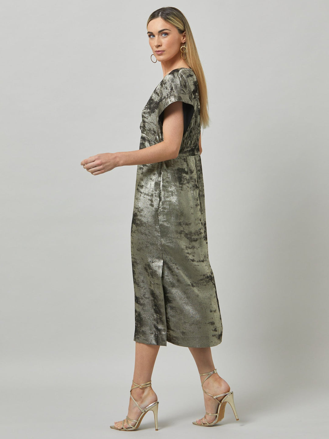 Fleur, play the elegance card in this shimmering metallic dress. An easy-fitting silhouette with a v-neckline, falls to the mid-calf and features side slit, pockets, and an elegant key-hole back neck detail.