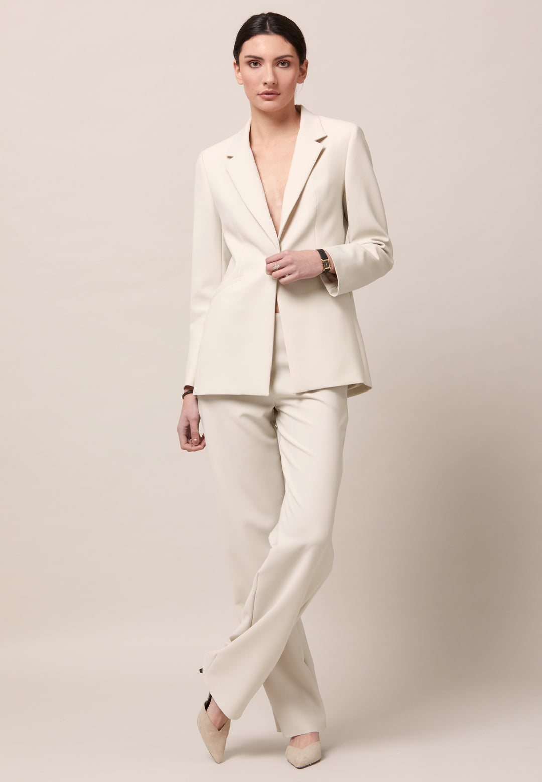 Willow, the investment-worthy tailored blazer. Engineered with a classic collar & revere and handy flap pockets. Cut to a semi fitted silhouette with a single button closure. Shown here in a sophisticated ivory tone. Pair with a simple tee for workwear appeal or elevate the look with the co-ordinating jill pant.