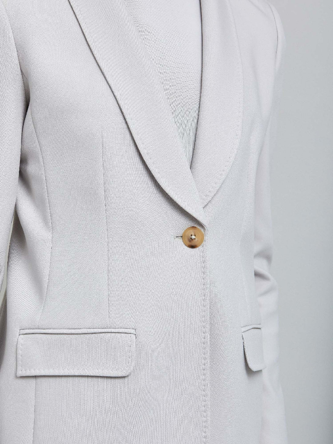 Jenny the investment-worthy blazer, the ultimate office attire. Minimalist styling with no trim and button. A real classic. Wear it with matching pants for the perfect office look.
