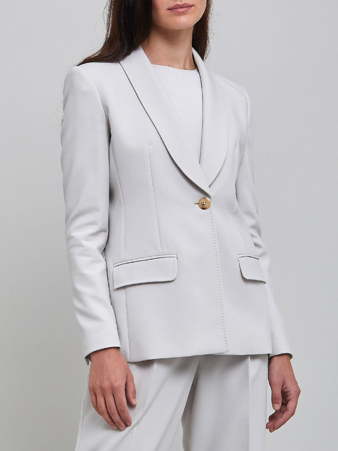 Jenny the investment-worthy blazer, the ultimate office attire. Minimalist styling with no trim and button. A real classic. Wear it with matching pants for the perfect office look.