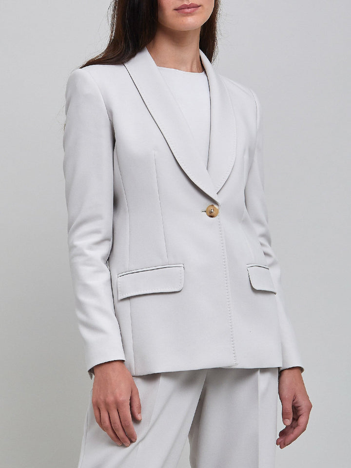 Jenny the investment-worthy blazer, the ultimate office attire. Minimalist styling with no trim and button. A real classic. Wear it with matching pants for the perfect office look.