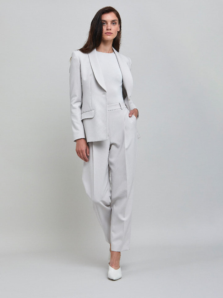 Jenny the investment-worthy blazer, the ultimate office attire. Minimalist styling with no trim and button. A real classic. Wear it with matching pants for the perfect office look.
