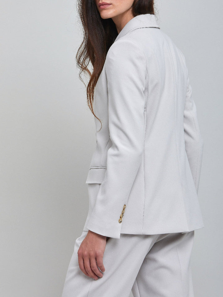 Jenny the investment-worthy blazer, the ultimate office attire. Minimalist styling with no trim and button. A real classic. Wear it with matching pants for the perfect office look.