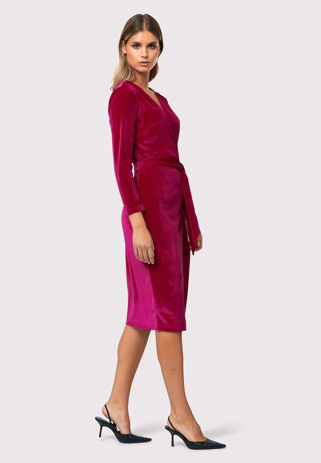 Introducing the Jordan Fuchsia Velvet Dress, a must-have addition to your winter wardrobe. This versatile dress combines luxurious stretch velvet a flattering v-neckline, offering a perfect blend of warmth, sophistication, and style. The faux wrap design creates a feminine silhouette that transitions seamlessly from desk to dinner, while the detachable belt allows you to customize your look to suit any occasion. 