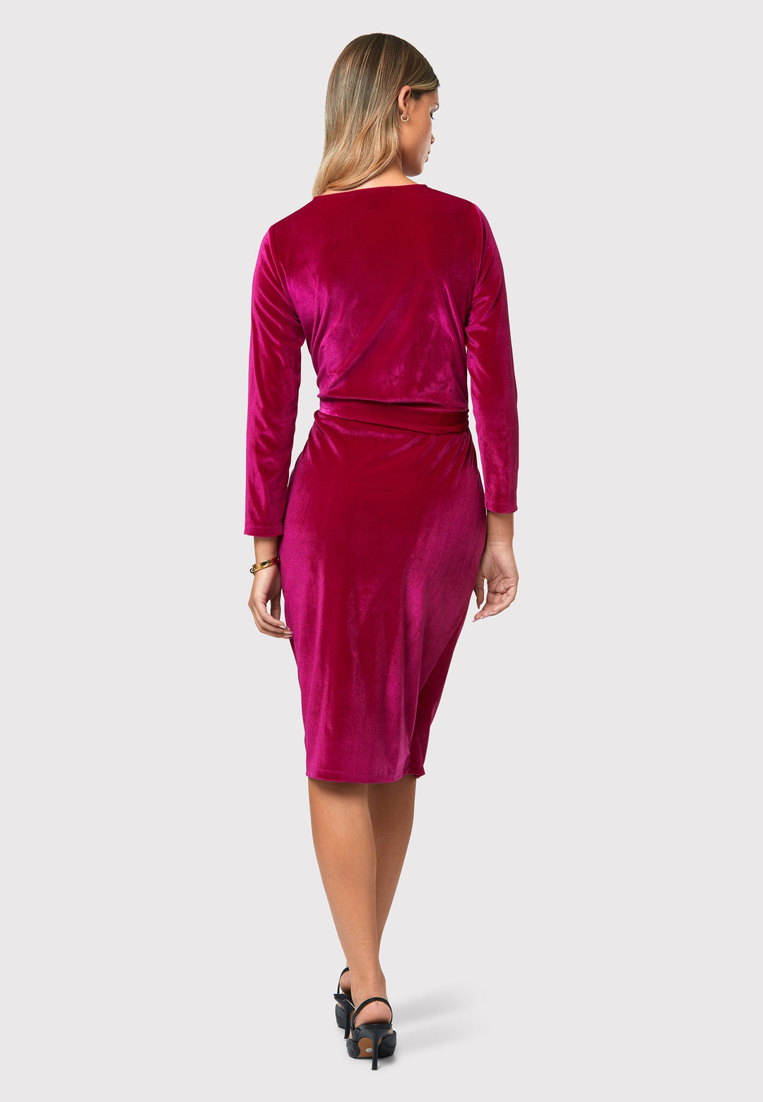 Introducing the Jordan Fuchsia Velvet Dress, a must-have addition to your winter wardrobe. This versatile dress combines luxurious stretch velvet a flattering v-neckline, offering a perfect blend of warmth, sophistication, and style. The faux wrap design creates a feminine silhouette that transitions seamlessly from desk to dinner, while the detachable belt allows you to customize your look to suit any occasion. 