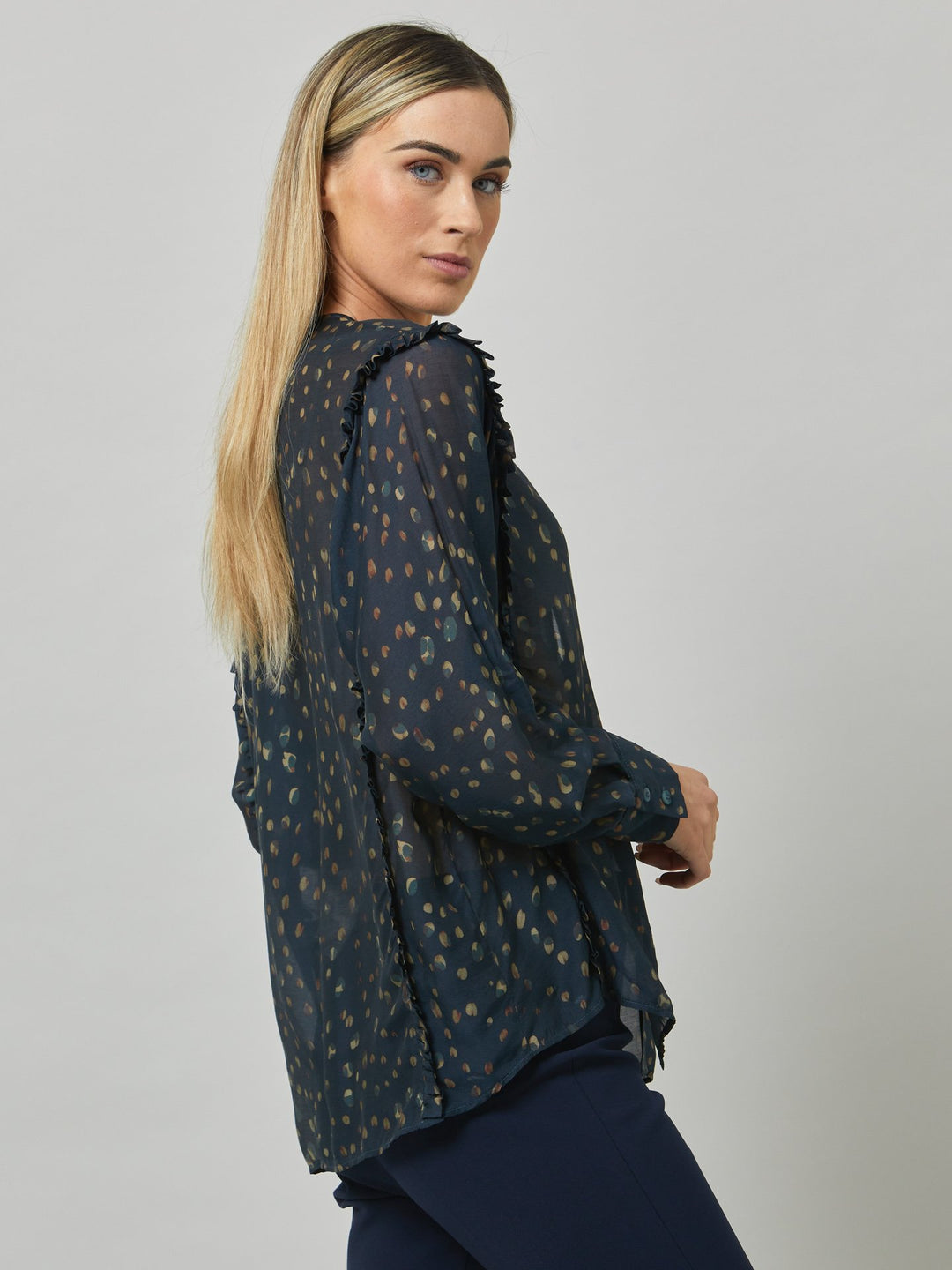Elevate your day edits with the Lauren jewel neck blouse, a stylish upgrade to your wardrobe. Crafted from a luxurious silk blend with a soft touch, it features an enchanting abstract teal print with hints of camel. The easy silhouette of this blouse is enhanced by a discreet ruffle that gracefully runs from hem to hem over the shoulder, adding a touch of feminine charm. Experience effortless elegance with the Lauren blouse.