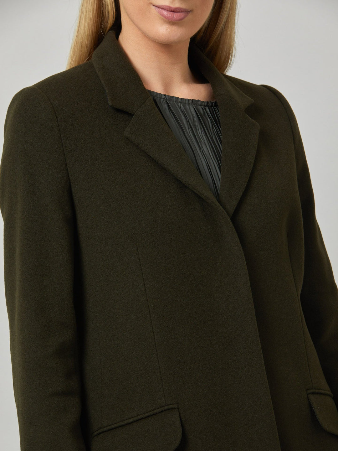 First impressions count, and that's exactly what great outerwear is. Invest in your wardrobe's hardest-working layer. Opt for the lisa coat. Our updated crombie. It's cut from a wool blend dark olive melton.. Note the tidy collar & revere inspired by mens tailloring. Features handy flap pockets & concealed buttons. This knee-length coat ensures stylish winter warmth.
