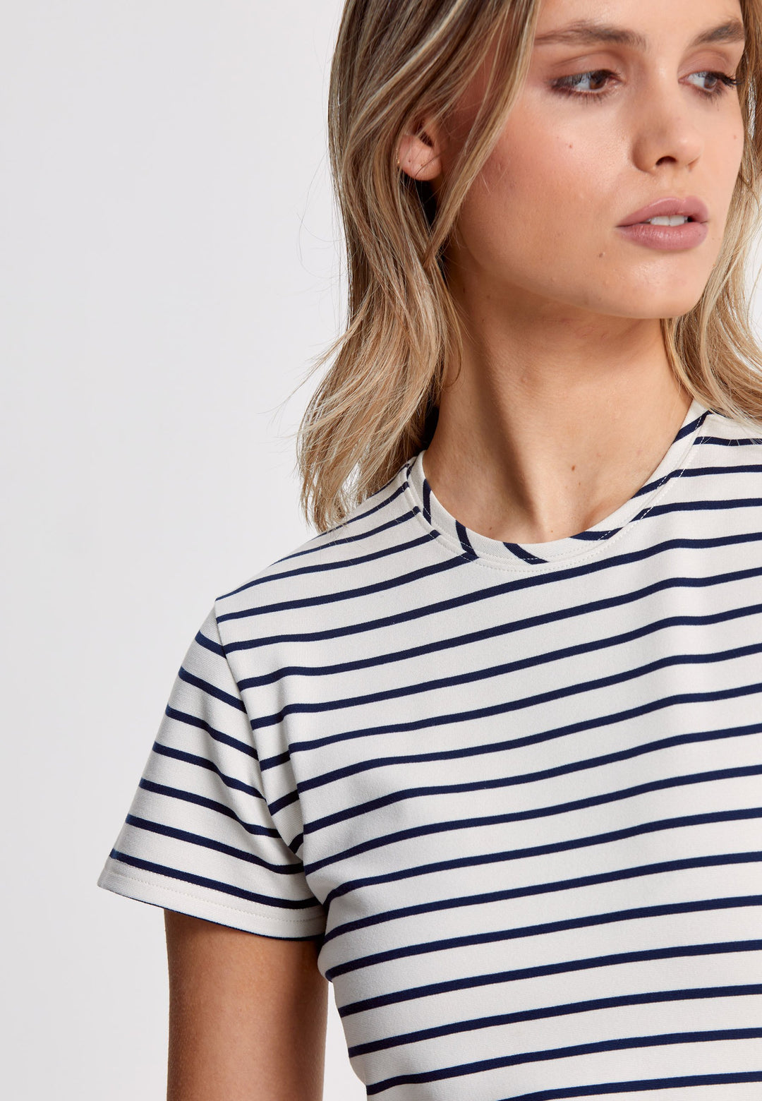 Our best-selling take on a classic T-shirt. Luxe stretch jersey and a neat round neck make this one of our most revered essentials.