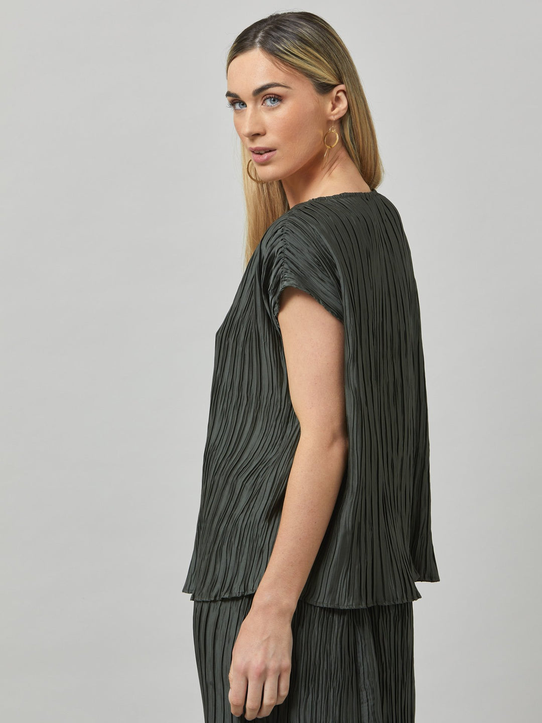 Lucy, a shell top redefined in a polished olive pleated fabric. A simple wardrobe essential, the perfect foil for the matching roz olive pleated skirt. This hardworking, travel-friendly fabric will inject some seriously easy-going cool into your everyday.