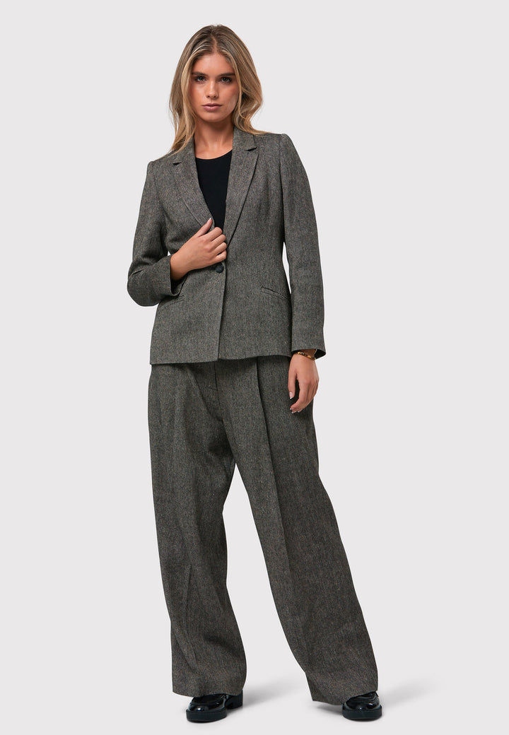 Introducing the Lyra Tweed Trousers, a stylish choice that adds flair to your wardrobe. Featuring a wide leg design with pleat front detailing, these trousers exude sophistication. Crafted from a high-quality black and cream speckled tweed fabric, they embody timeless elegance. The Lyra Tweed Trousers offer versatility, allowing you to dress them up or down for various occasions. 