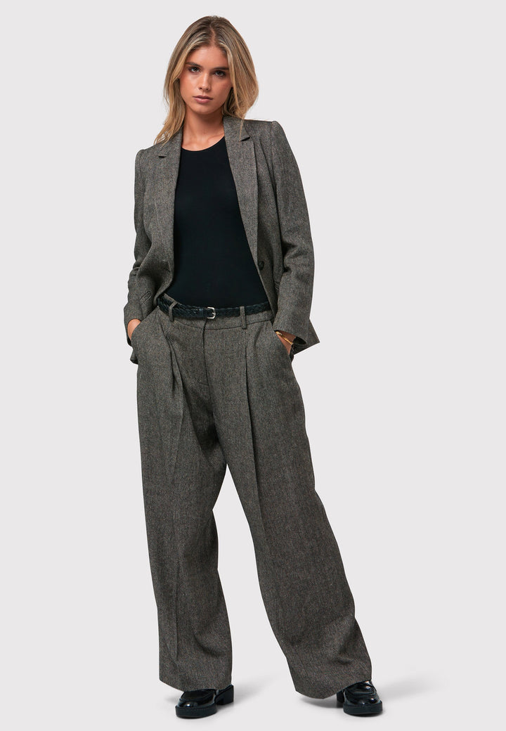 Introducing the Lyra Tweed Trousers, a stylish choice that adds flair to your wardrobe. Featuring a wide leg design with pleat front detailing, these trousers exude sophistication. Crafted from a high-quality black and cream speckled tweed fabric, they embody timeless elegance. The Lyra Tweed Trousers offer versatility, allowing you to dress them up or down for various occasions. 