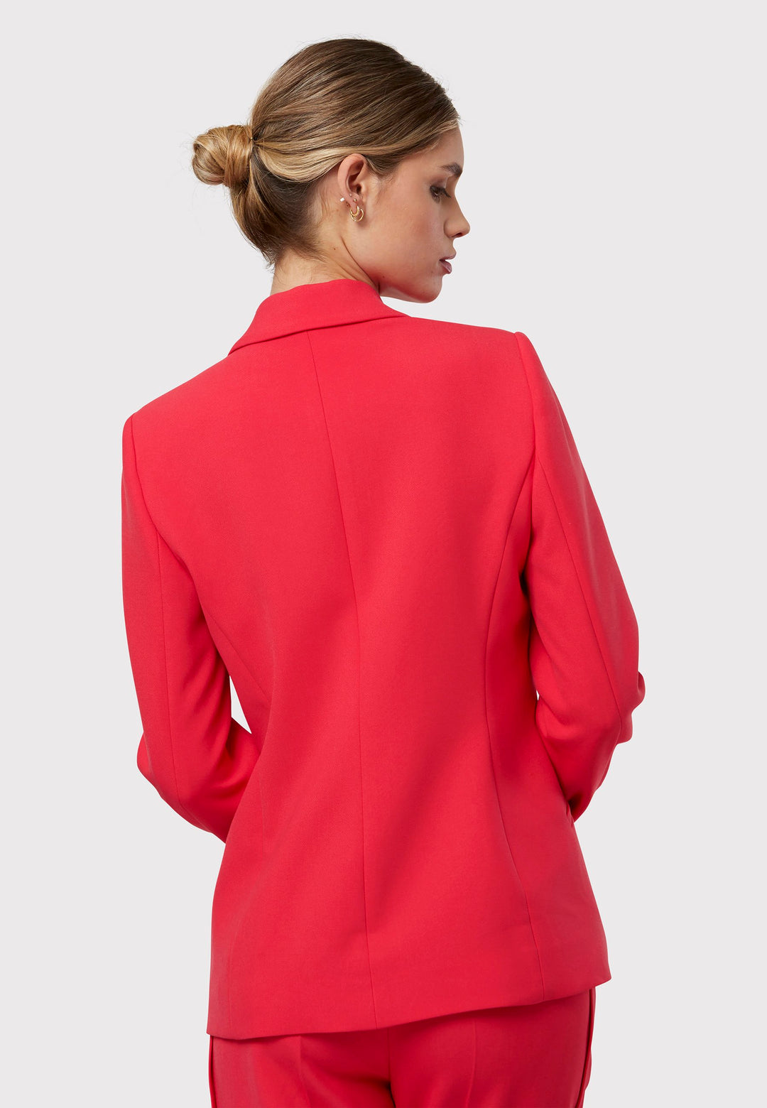 Add a contemporary edge to your wardrobe with the Marlowe Jacket, rendered in a striking begonia. This modern piece features a sleek collar and revere a singular button fastening. For a statement monochrome look pair with the matching Georgiana Trouser and Stella Begonia top to achieve a look that seamlessly blends sophistication with a bold, fashion-forward aesthetic.