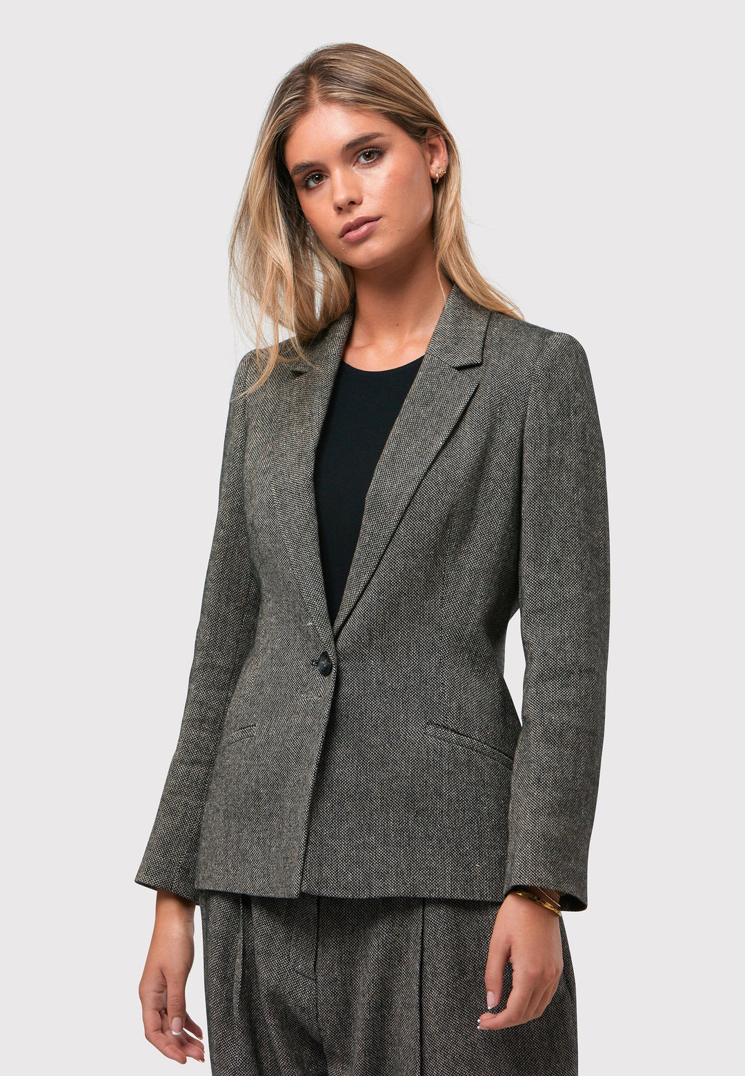 Step into timeless sophistication with the Marlowe Tweed Jacket. Meticulously crafted from a refined blend of black and cream tweed, this exquisite garment showcases an tidy collar and revere, complemented by a triple button fastening. Its flawless tailoring and meticulous attention to every aspect make it a chic selection that effortlessly enhances your wardrobe. 