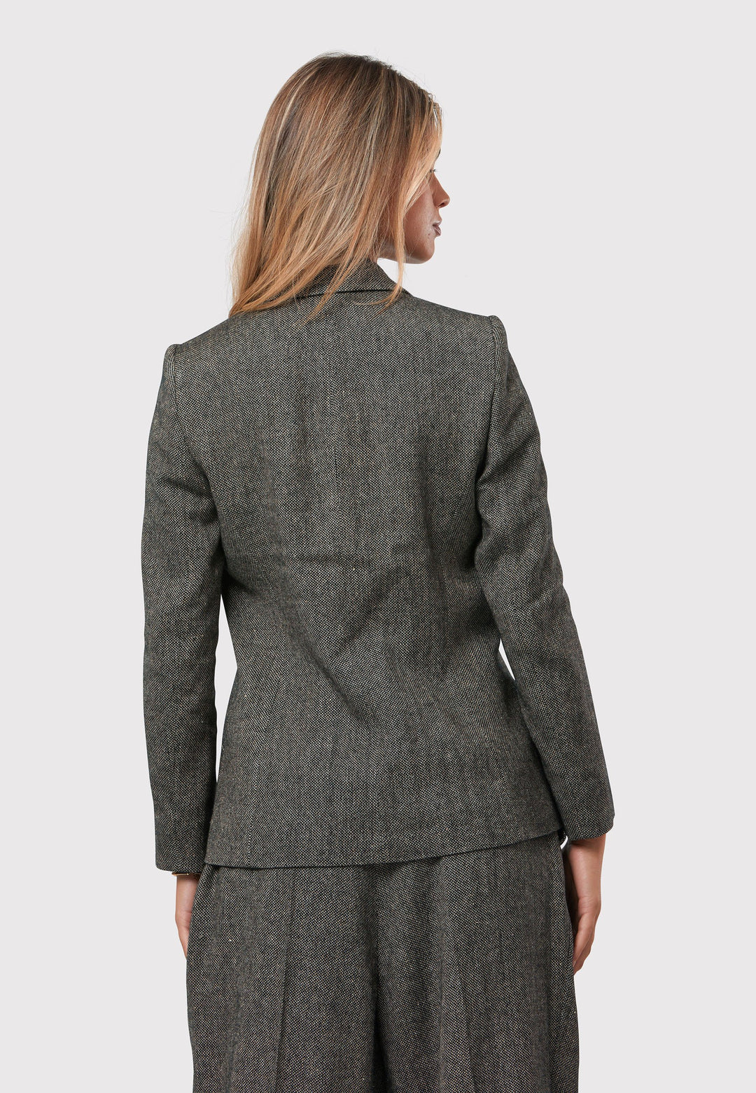 Step into timeless sophistication with the Marlowe Tweed Jacket. Meticulously crafted from a refined blend of black and cream tweed, this exquisite garment showcases an tidy collar and revere, complemented by a triple button fastening. Its flawless tailoring and meticulous attention to every aspect make it a chic selection that effortlessly enhances your wardrobe. 