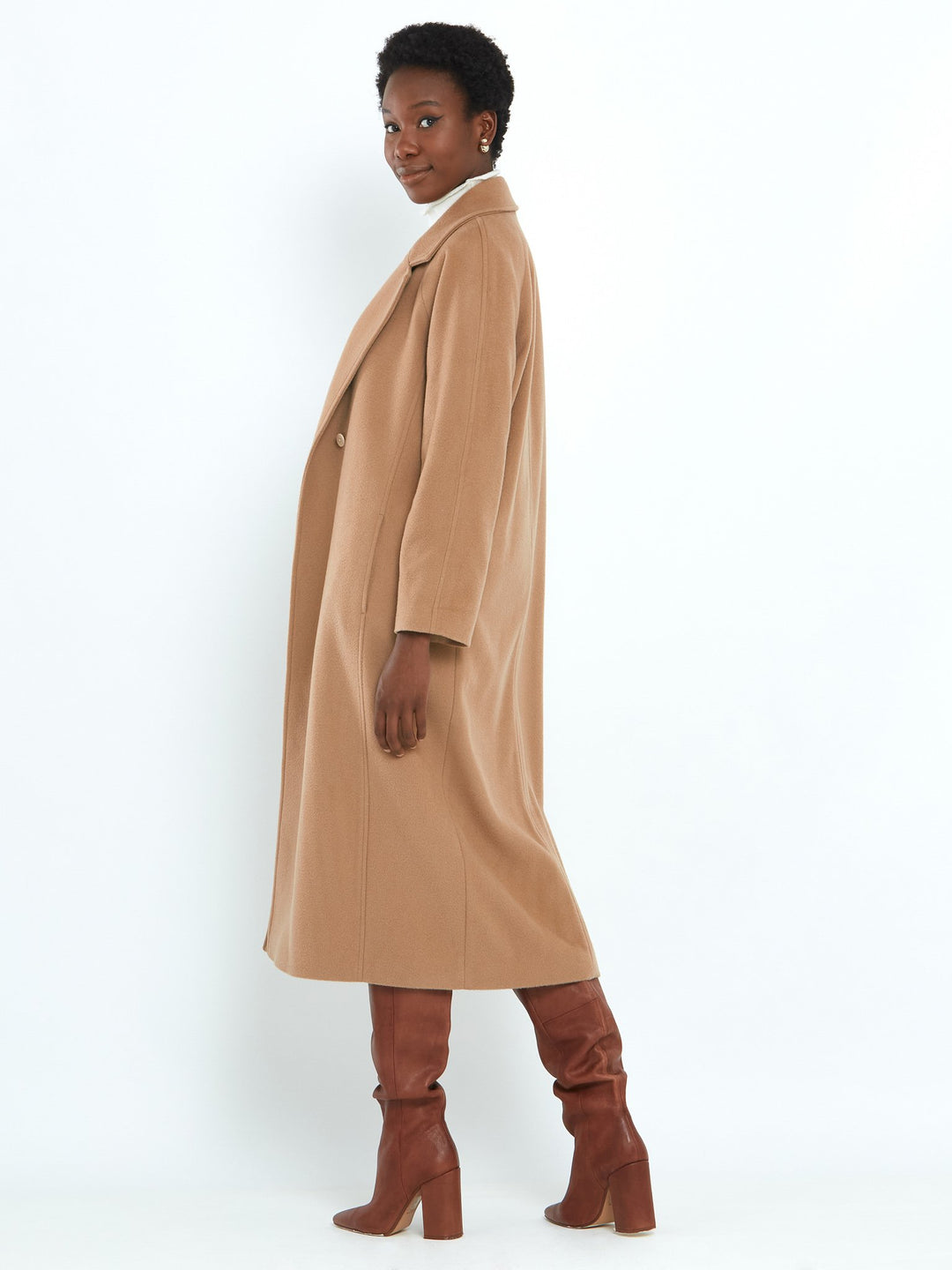 Camel Cashmere blend coat. A long relaxed silhouette with pockets & a detachable belt