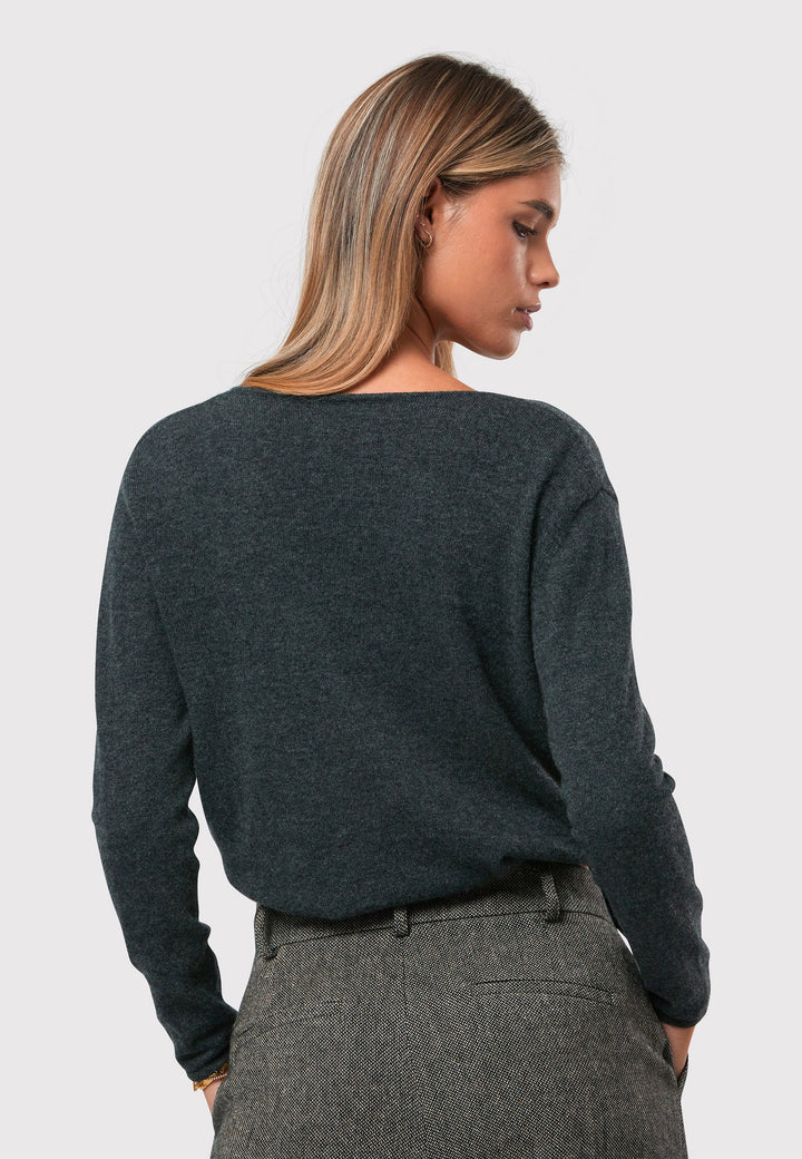 The Siena Grey Cashmere Ballet Wrap is a versatile cardigan designed with a true wrap style. It features full-length sleeves and offers multiple styling options. You can wear it to the front with a V-neckline or to the back with a high neckline and a V-back detail. Made from luxurious cashmere, this wrap can also be layered over the matching Mariena Sleeveless Top for a coordinated and chic ensemble. Embrace the versatility and timeless elegance of the Ballet Wrap.