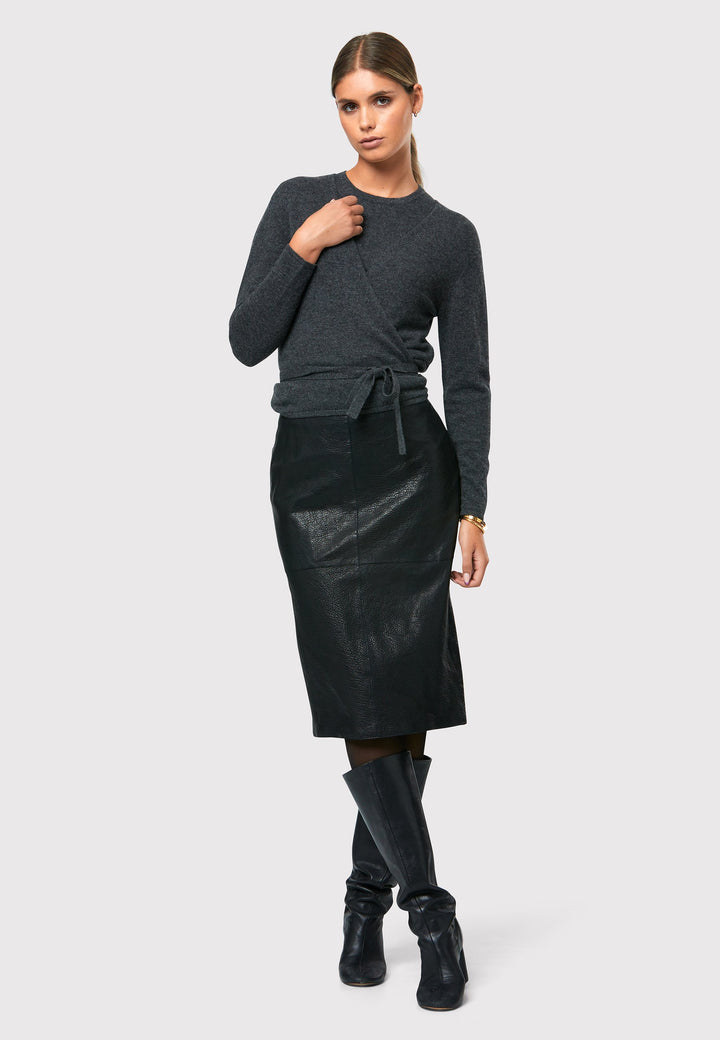 The Siena Grey Cashmere Ballet Wrap is a versatile cardigan designed with a true wrap style. It features full-length sleeves and offers multiple styling options. You can wear it to the front with a V-neckline or to the back with a high neckline and a V-back detail. Made from luxurious cashmere, this wrap can also be layered over the matching Mariena Sleeveless Top for a coordinated and chic ensemble. Embrace the versatility and timeless elegance of the Ballet Wrap.