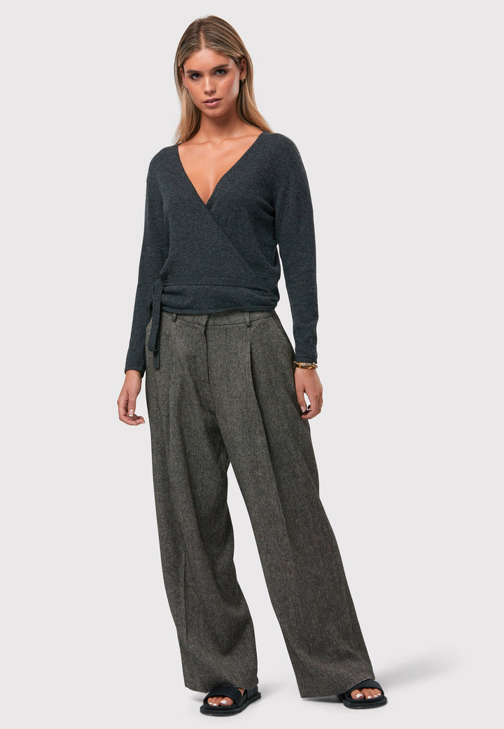 The Siena Grey Cashmere Ballet Wrap is a versatile cardigan designed with a true wrap style. It features full-length sleeves and offers multiple styling options. You can wear it to the front with a V-neckline or to the back with a high neckline and a V-back detail. Made from luxurious cashmere, this wrap can also be layered over the matching Mariena Sleeveless Top for a coordinated and chic ensemble. Embrace the versatility and timeless elegance of the Ballet Wrap.