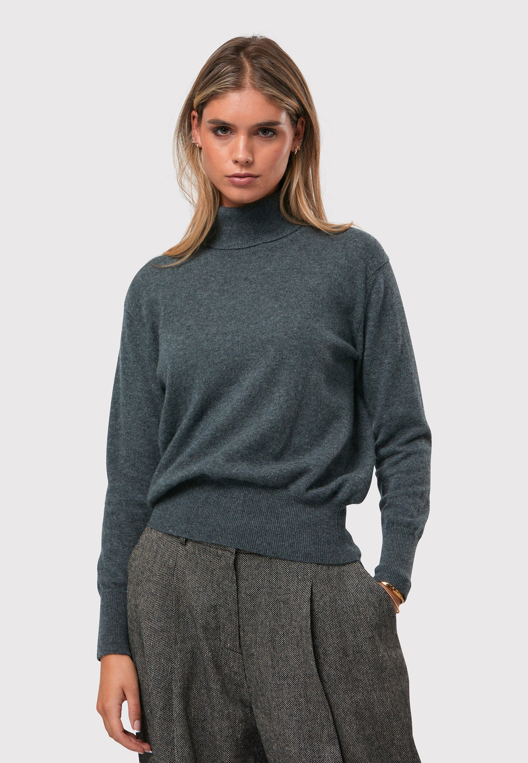 Introducing the Theresa Grey Cashmere Jumper, a luxurious and timeless wardrobe staple. This jumper features a tight roll-down polo neck, exuding sophistication and warmth. With full-length sleeves and tight ribbed cuffs and hem, it offers a comfortable and flattering fit. Crafted from soft and cozy cashmere, this jumper combines elegance and comfort effortlessly.