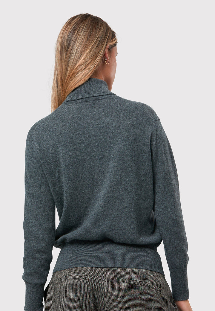 Introducing the Theresa Grey Cashmere Jumper, a luxurious and timeless wardrobe staple. This jumper features a tight roll-down polo neck, exuding sophistication and warmth. With full-length sleeves and tight ribbed cuffs and hem, it offers a comfortable and flattering fit. Crafted from soft and cozy cashmere, this jumper combines elegance and comfort effortlessly.