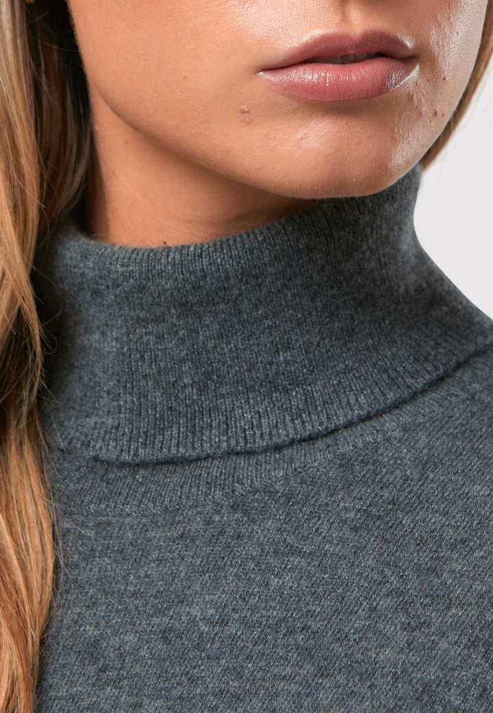 Introducing the Theresa Grey Cashmere Jumper, a luxurious and timeless wardrobe staple. This jumper features a tight roll-down polo neck, exuding sophistication and warmth. With full-length sleeves and tight ribbed cuffs and hem, it offers a comfortable and flattering fit. Crafted from soft and cozy cashmere, this jumper combines elegance and comfort effortlessly.