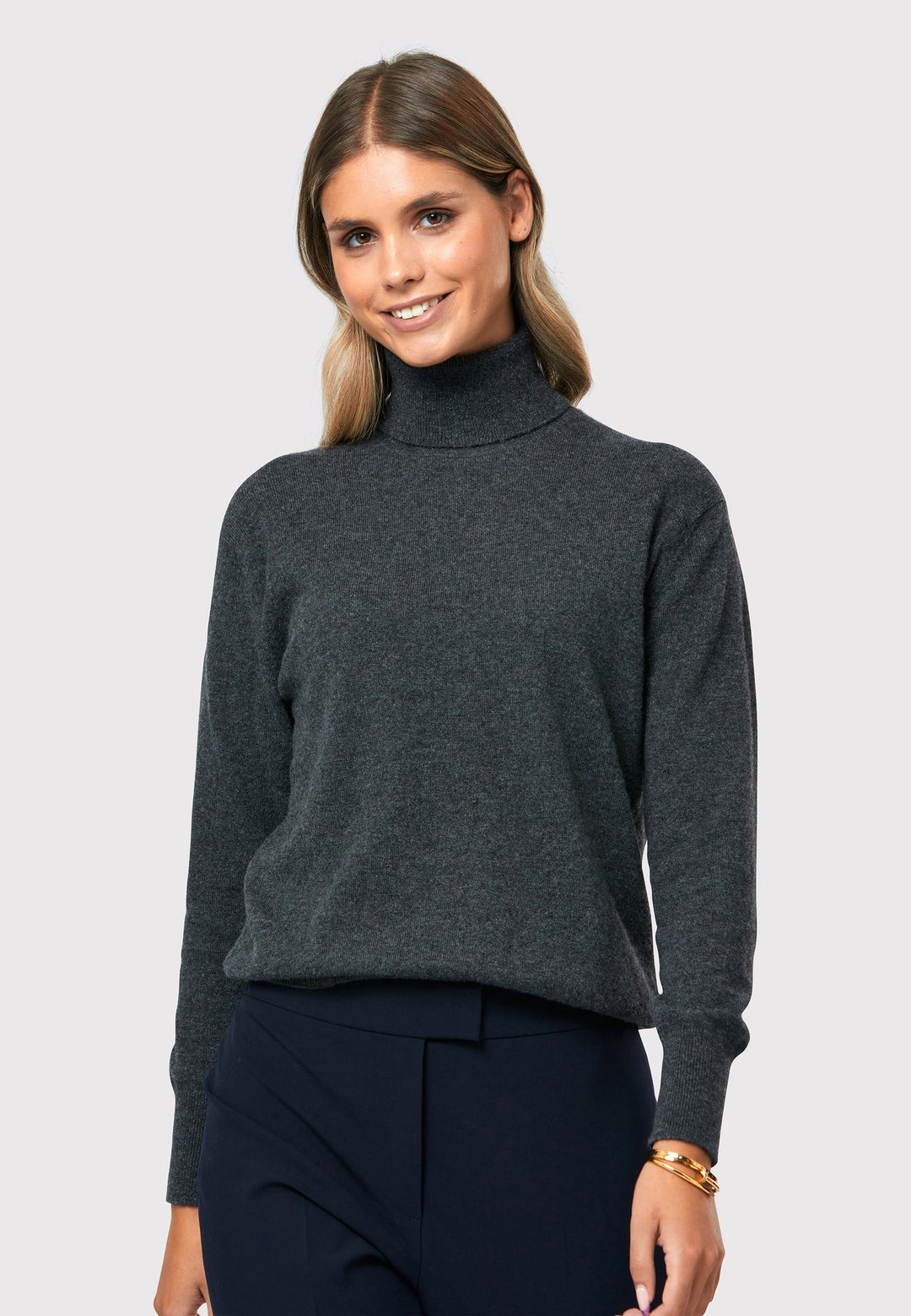 Introducing the Theresa Grey Cashmere Jumper, a luxurious and timeless wardrobe staple. This jumper features a tight roll-down polo neck, exuding sophistication and warmth. With full-length sleeves and tight ribbed cuffs and hem, it offers a comfortable and flattering fit. Crafted from soft and cozy cashmere, this jumper combines elegance and comfort effortlessly.