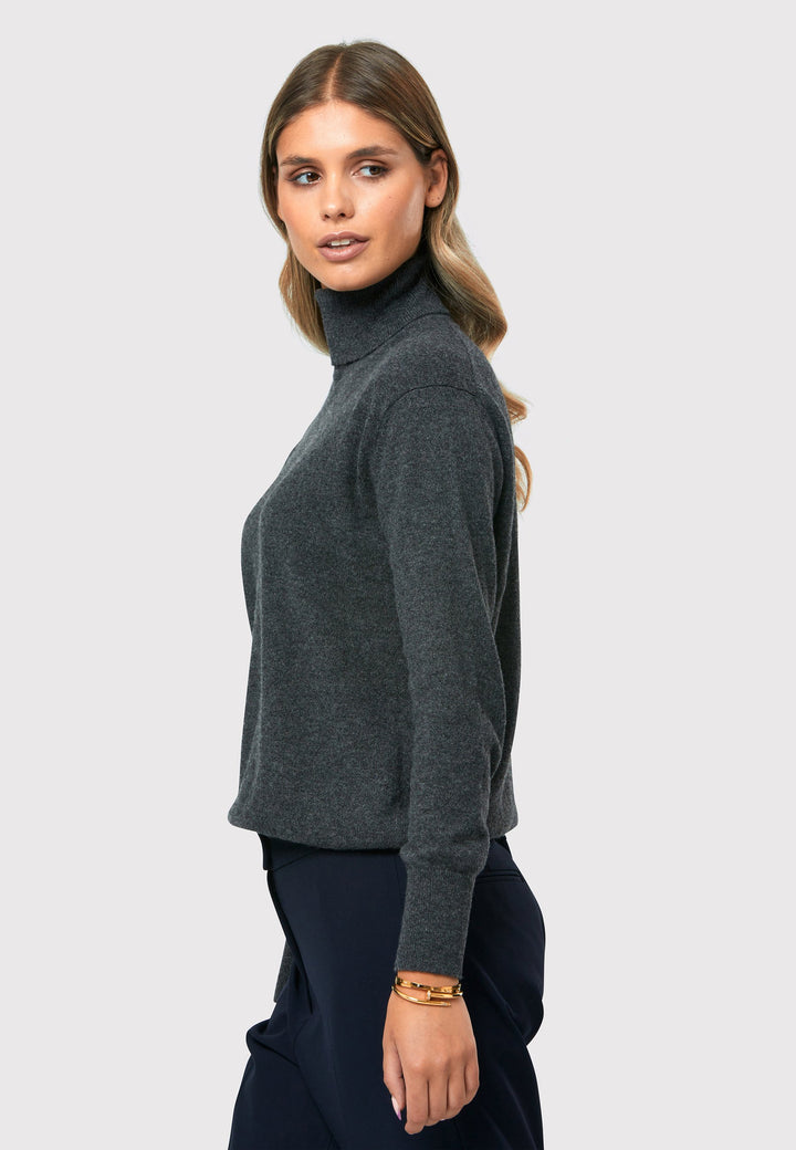 Introducing the Theresa Grey Cashmere Jumper, a luxurious and timeless wardrobe staple. This jumper features a tight roll-down polo neck, exuding sophistication and warmth. With full-length sleeves and tight ribbed cuffs and hem, it offers a comfortable and flattering fit. Crafted from soft and cozy cashmere, this jumper combines elegance and comfort effortlessly.