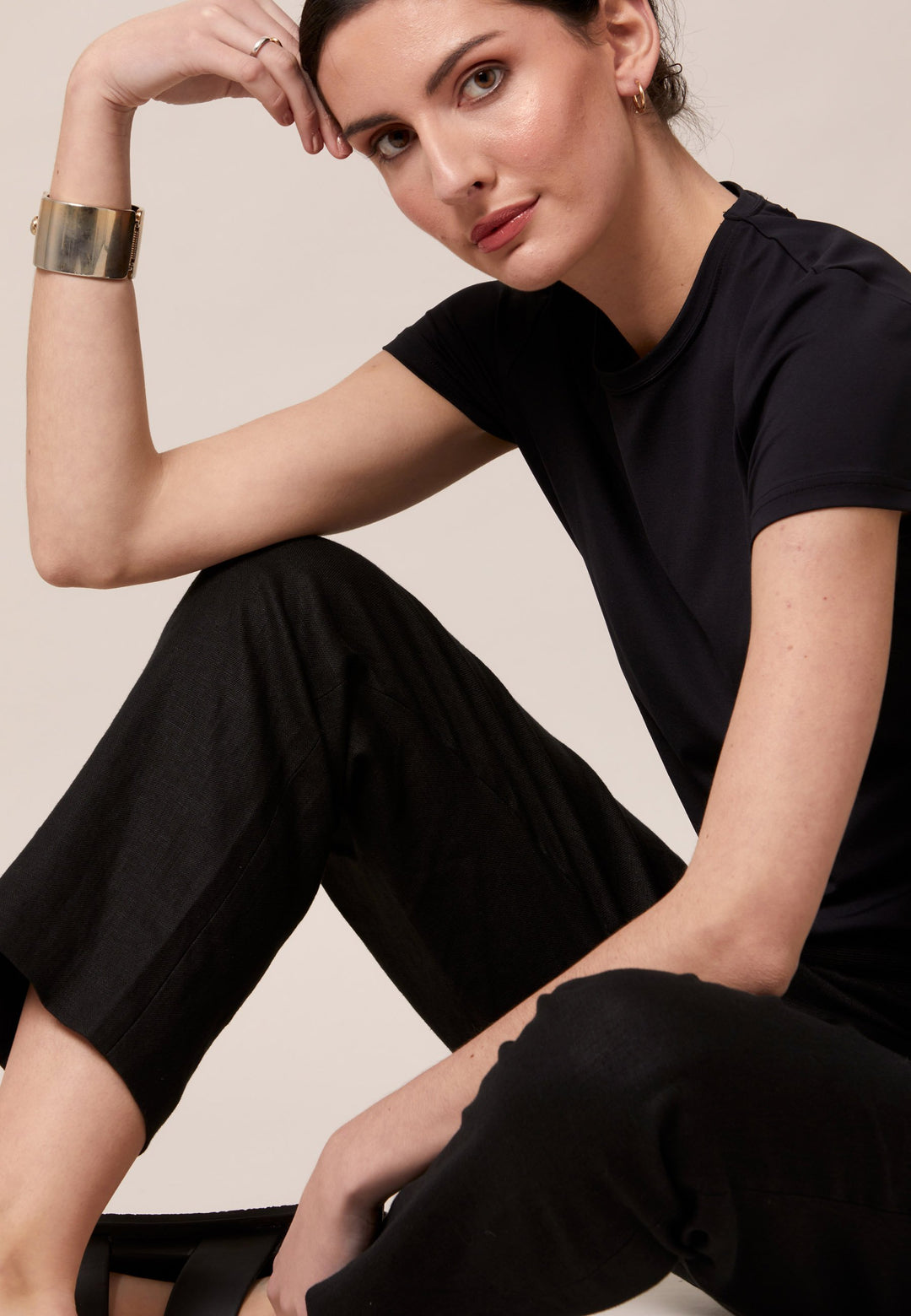 Choose the Vanessa black pant. A loose-fitting, pull-on linen pant that embraces laid-back spirit. A piece you can't travel without. Designed to sit on the high waist for a flattering fit. Features an elasticated waistband. Pair it with a simple tee and the co-ordinating Cassie boyfriend-blazer with trainers for a chic and contemporary look.