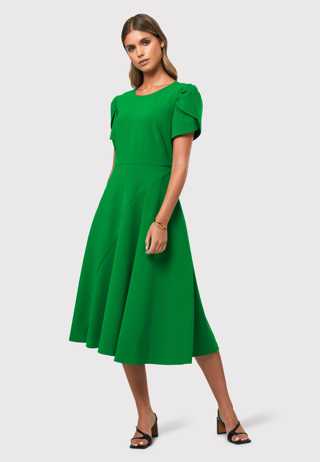 Introducing the Vera Kelly Green Dress, a captivating fit and flare ensemble that effortlessly combines timeless elegance with modern charm. This dress boasts an A-line skirt that creates a graceful and feminine silhouette, while its detailed overlap short sleeves add a unique and stylish touch to the design. With its form-flattering fit, this dress accentuates your curves in all the right places, making it perfect for weddings and other special occasions. 